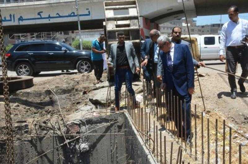 محافظ الغربية يتابع سير العمل بمشروع الصرف الصحي في عزبة الناموس بسمنود
