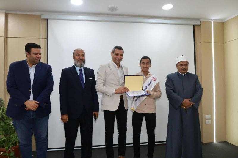 محافظ السويس يكرم أوائل الشهادة الإعدادية العامة والأزهرية