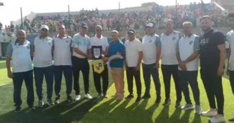 المقاولون العرب يكرم والد محمد صلاح ويهديه درع النادي