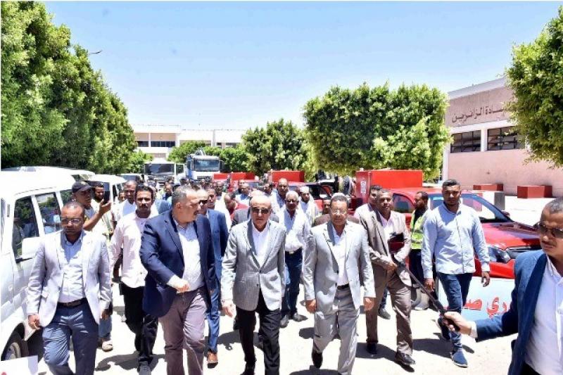 محافظ الأقصر يتفقد أسطول السيارات الجديدة