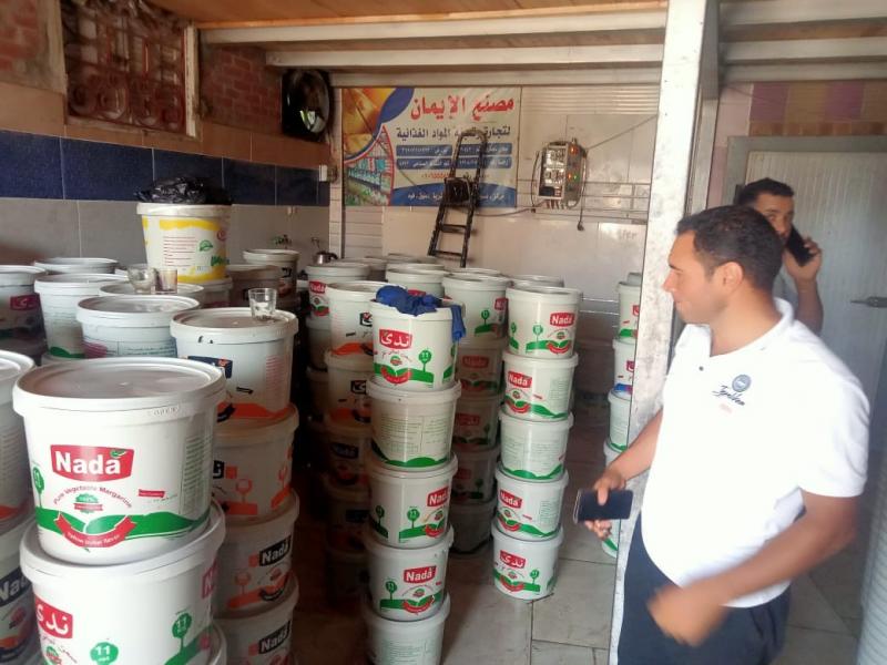 ضبط 5 طن سمنة نباتي و50 كرتونه تونة مجهولة المصدر ولحوم فاسدة بكفر الشيخ