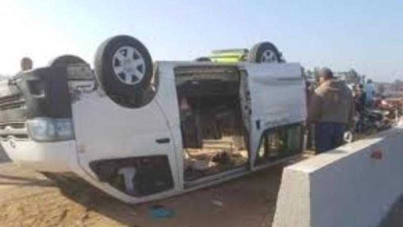 إصابة 10 أشخاص بحادث انقلاب ميكروباص على طريق القاهرة الإسماعيلية بالعبور