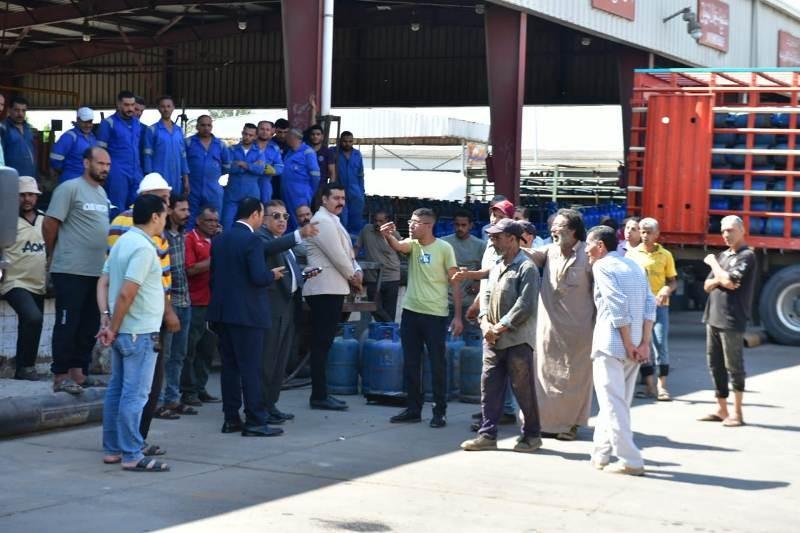 محافظ الدقهلية يضبط تلاعبًا في محطة تعبئة غاز بسنديلة.. صور