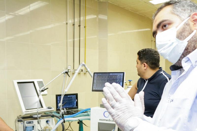 صنع في مصر بالكامل.. جامعة القاهرة تعلن حصول أول جهاز تنفس صناعي على الترخيص التجاري