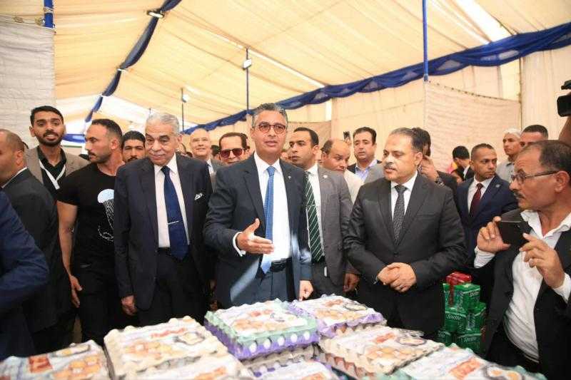 وزير التموين ومحافظ الشرقية يفتتحان سوق اليوم الواحد بالعاشر من رمضان لتوفير السلع بأسعار مخفضة