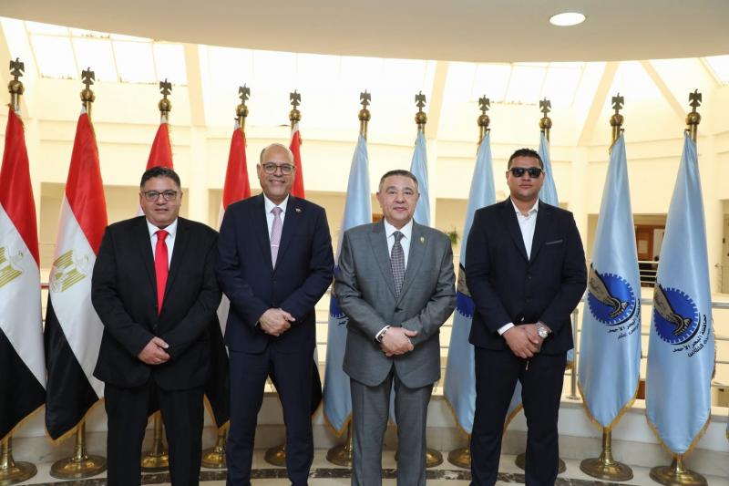 تسليم 221 عقد عمل لشباب البحر الأحمر خلال ملتقى توظيف