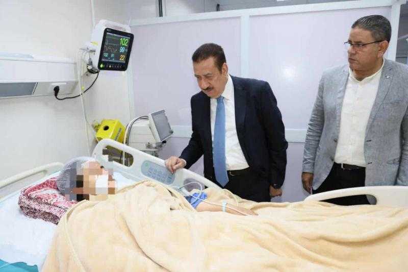 محافظ المنوفية يزور مصابي حادث الإقليمي للمرة الثانية خلال 48 ساعة: أنا تحت أمركم