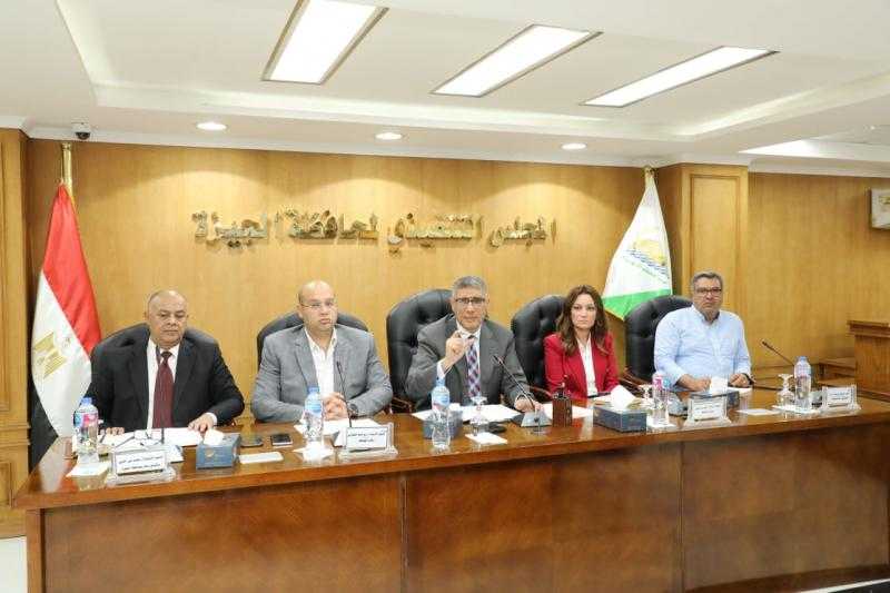 محافظ الجيزة يناقش ملفات التصالح والتقنين والخطة الاستثمارية وأداء المراكز التكنولوجية وتراخيص المحال العامة