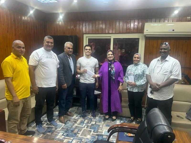 وكيل ”تعليم مطروح” تكرم نوابغ مدرسة الضبعة النووية