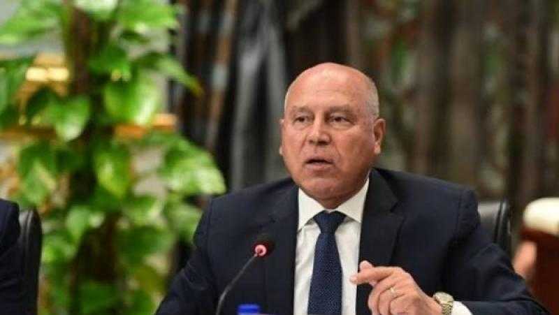 وزير النقل يصل موقع حادث قطار مطروح لمتابعة الموقف ميدانيا