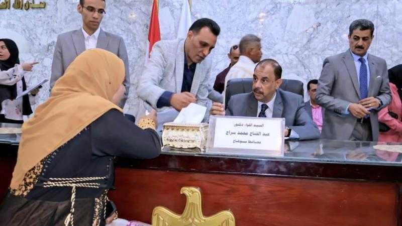 محافظ سوهاج يعقد اللقاء الجماهيري الأسبوعي للاستماع إلى شكاوى وطلبات المواطنين