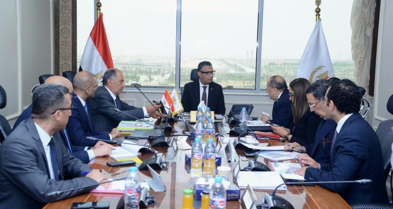وزير التموين يجتمع مع رئيس مجلس إدارة الشركة المصرية لتجارة الجملة لمتابعة انتظام العمل
