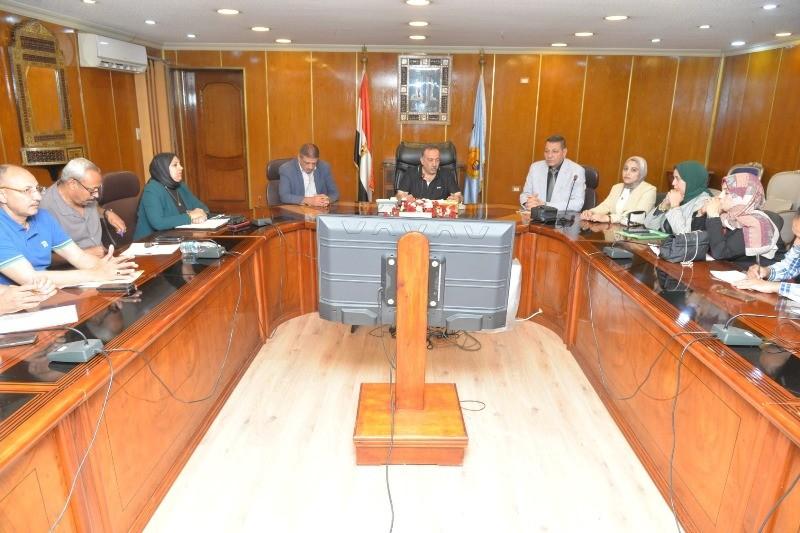 محافظ أسيوط يعقد اجتماعا لبحث تنفيذ مبادرة «سكن كريم»