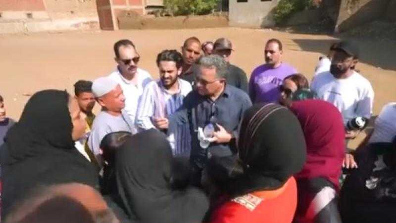ظروف العمالة اليومية في المنطقة.. شريف عامر يرصد شهادات أهالى وضحايا حادث الطريق الإقليمي