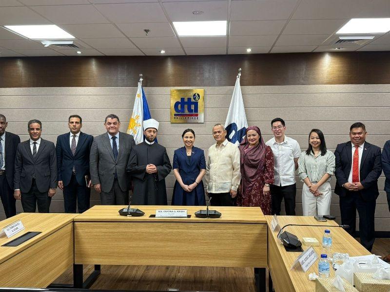 وزير الأوقاف يلتقي وزيرة التجارة والصناعة بدولة الفلبين