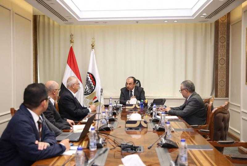 وزير قطاع الأعمال العام يلتقي وفدًا من شركة ”GS E&C” الكورية لبحث فرص التعاون