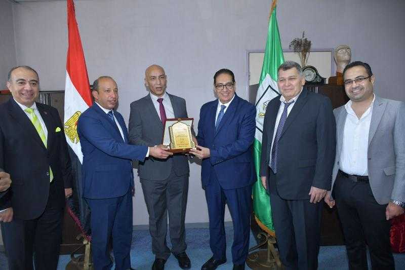 رئيس جامعة القاهرة يُوجه قيادات المستشفى الفرنساوي بسرعة تفعيل البنية الرقمية