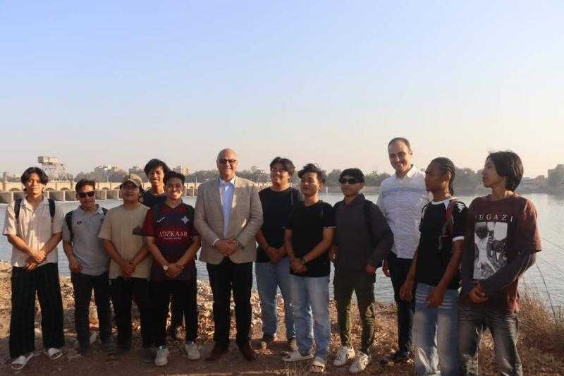 محافظ القليوبية يلتقي بسائحين أجانب خلال جولته بالقناطر الخيرية ويشيد بمكانتها كوجهة سياحية