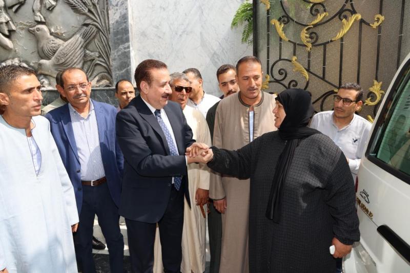 استجابة إنسانية.. محافظ المنوفية يسلم سيارة جديدة لأسرة ضحية حادث الإقليمي