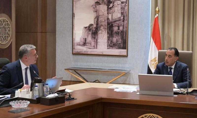 رئيس الوزراء يتابع مع وزير البترول مستجدات تقدم أعمال تجهيز وربط وحدات التغييز