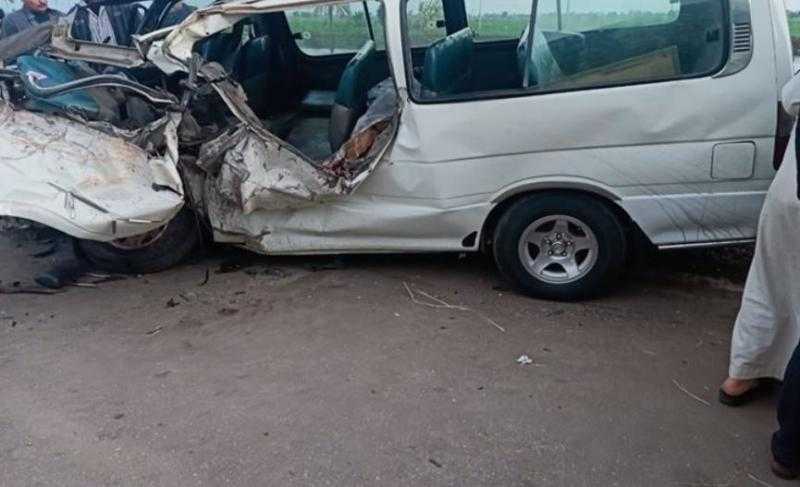 إصابة 19 شخصا إثر تصادم سيارتي ميكروباص بالطريق الصحراوي في البحيرة