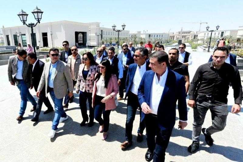وزير الإسكان يصطحب وزراء التخطيط والتنمية المحلية والزراعة والتموين ومحافظ مطروح في جولة تفقدية بالمدينة التراثية بالعلمين الجديدة