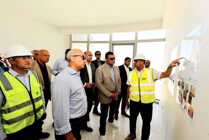وزير الإسكان يتفقد موقف تنفيذ أبراج ”الداون تاون” وبحيرات ”العلمين داون تاون لاجون” بمدينة العلمين الجديدة