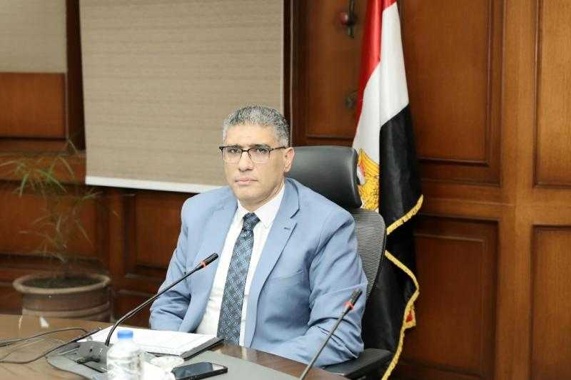 محافظ الجيزة يوجه بتكثيف الحملات لمواجهة السير العكسي لمركبات التوك توك