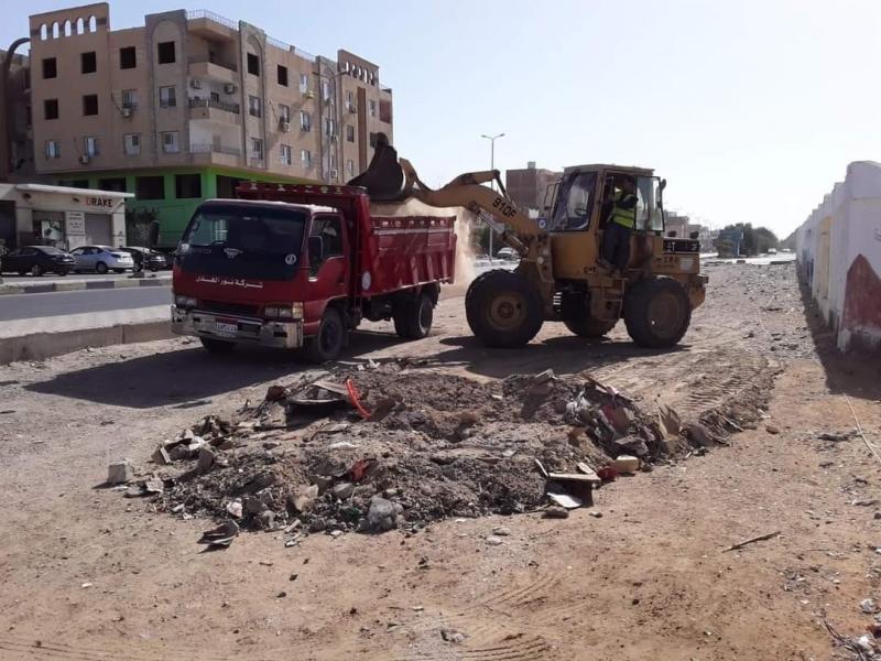 رفع 125 طن قمامة ومخلفات من طريق الشيخ أحمد بقرية بني مر في أسيوط
