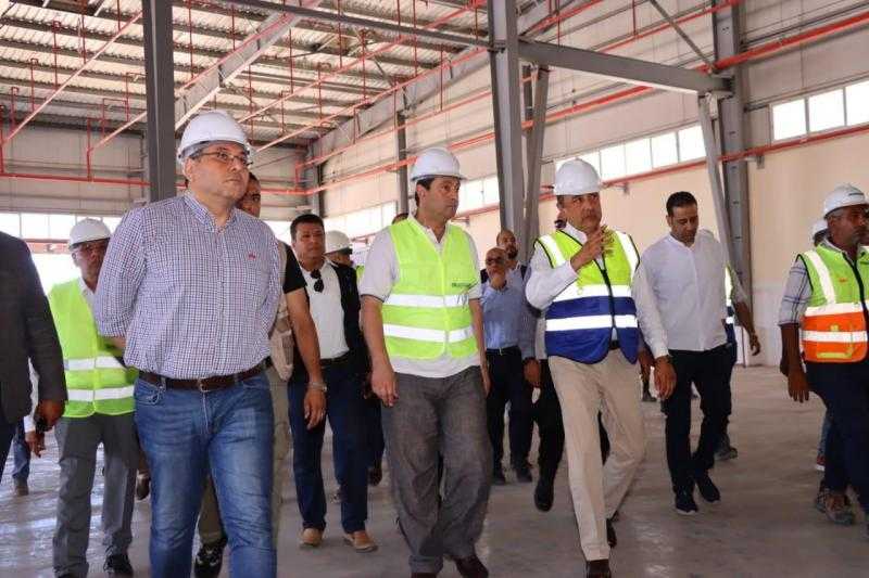 وزير قطاع الأعمال في جولة ميدانية بشركة دمياط للغزل والنسيج لمتابعة تقدم العمل بمشروع التطوير