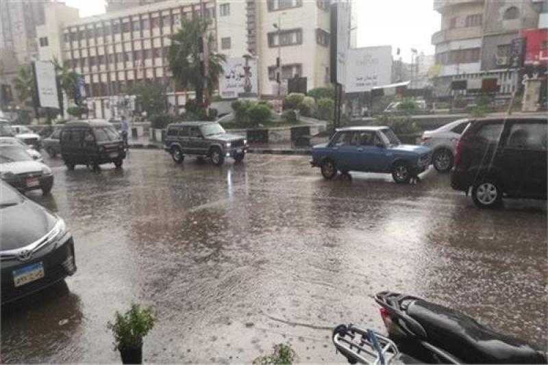 خبير بيئي: أمطار القاهرة نتيجة تلاقي كتلتين هوائيتين.. والمناخ بات أكثر تطرفًا