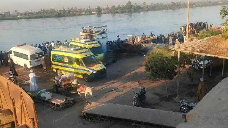 غرق سيارة نقل مواشي سقطت من ”عبارة نيلية” بقنا