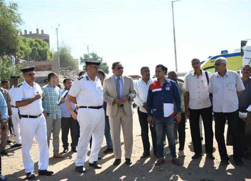 محافظ قنا يتابع جهود إنقاذ شخصين سقطت سيارتهما في النيل بدشنا