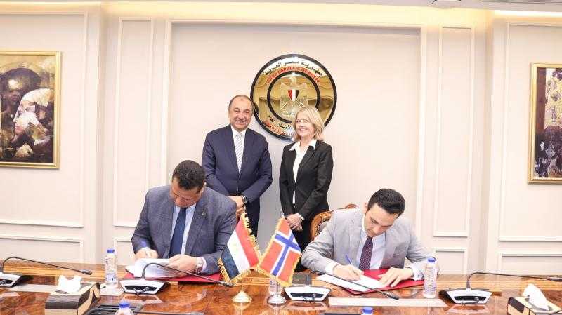 توقيع اتفاق بين ”مصر للألومنيوم” و”سكاتك” المنفذة للمحطة الشمسية لمجمع الألومنيوم بنجع حمادي