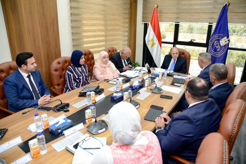 وزير البترول والثروة المعدنية يتفقد سفينتي استقبال الغاز الطبيعي بالعين السخنة