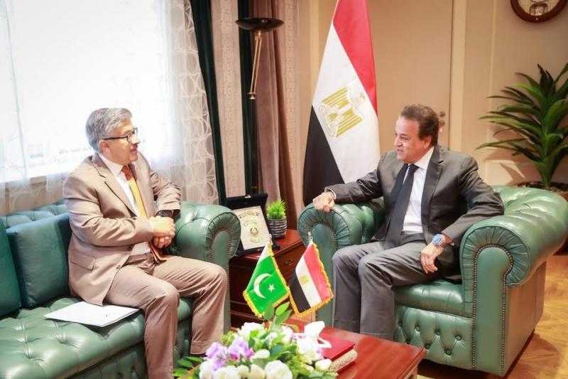 وزير الصحة يلتقي السفير الباكستاني لبحث التعاون في مبادرات الصحة العامة ومكافحة الأمراض الوبائية