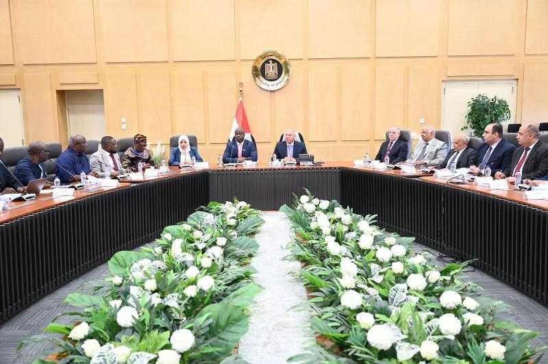 وزير الصناعة يبحث مع وزير النقل والطيران بسيراليون فرص تنفيذ الشركات المصرية لمشروعات البنية التحتية