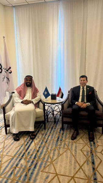 وزير الشباب والرياضة يلتقي نظيره الصومالي لبحث سبل التعاون المشترك