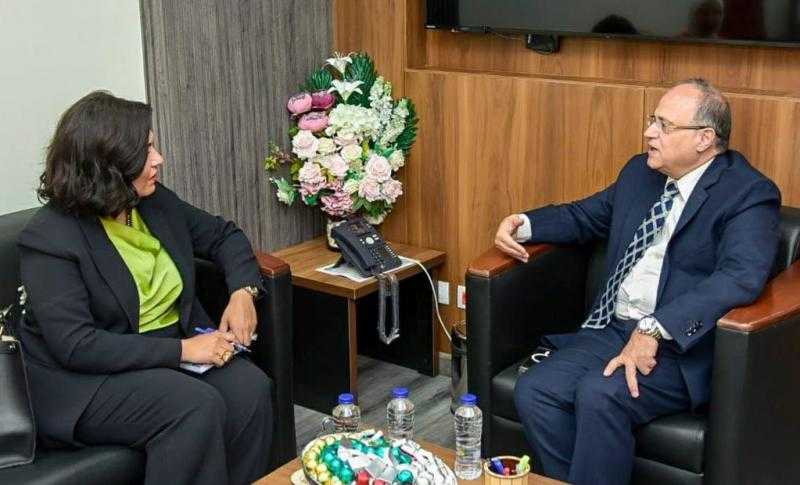 رئيس هيئة الدواء يعقد لقاءً مع سفيرة مصر بزيمبابوي لبحث التعاون الدوائي الإفريقي