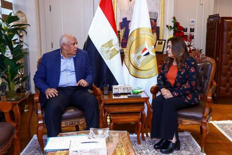 وزيرة التنمية المحلية تتابع مع محافظ الوادي الجديد آخر مستجدات الخطة التنفيذية لإنشاء مركز الحرير بمدينة الخارجة