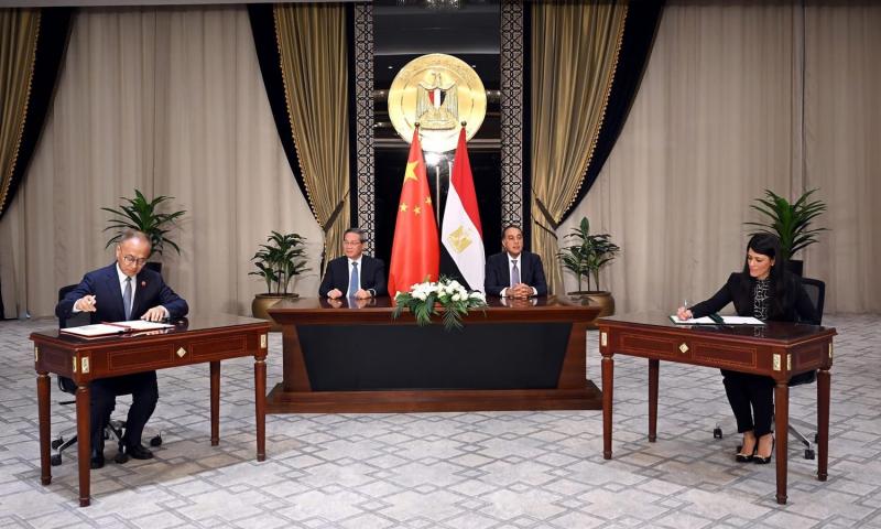 رئيس مجلس الوزراء ورئيس مجلس الدولة الصيني يشهدان مراسم توقيع مجموعة وثائق لتعزيز التعاون المشترك