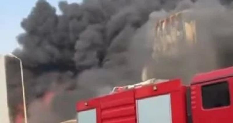 الدفع بـ4 خزانات مياه استراتيجية لإخماد حريق مصنع مدينة بدر