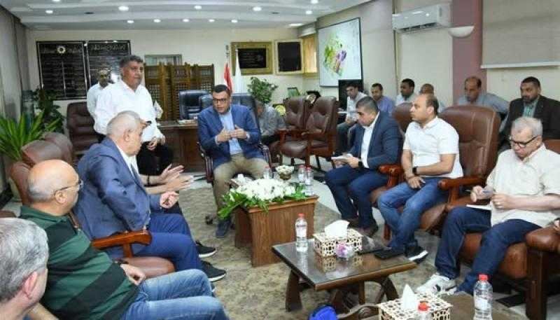 وزير الإسكان يعقد اجتماعًا بمقر جهاز ”السادات”.. ويوجه بالانتهاء من إصدار عقود المستثمرين خلال أسبوعين