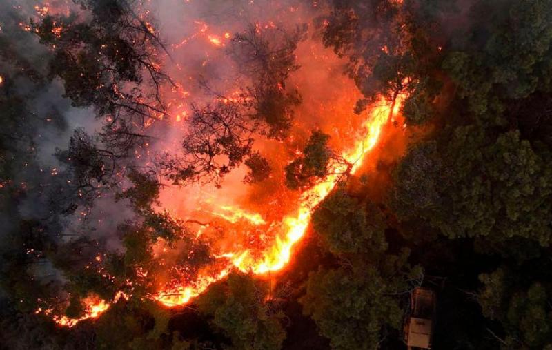 سوريا تغلق معبرًا مع تركيا بسبب اقتراب حرائق الساحل من الحدود