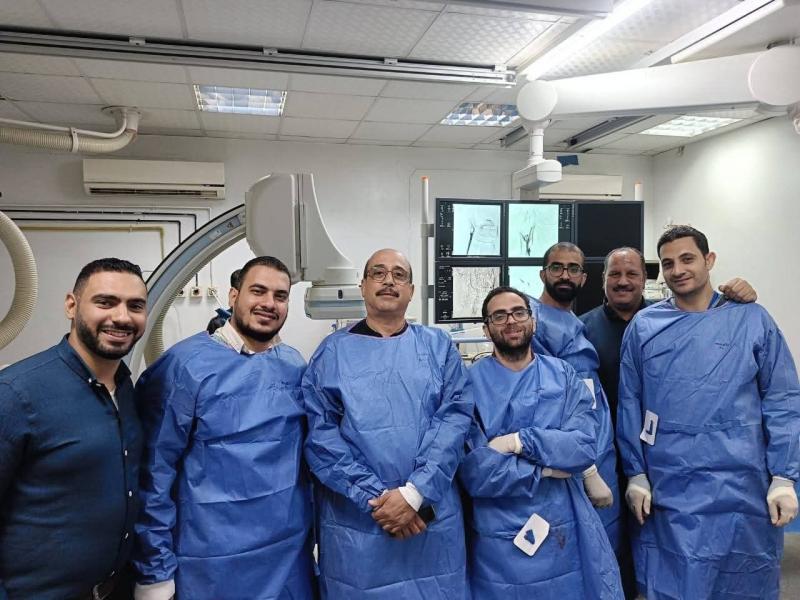فريق طبي بجامعة أسيوط ينقذ مريضا يعاني من ضيق حرج بالشريان السباتي| صور