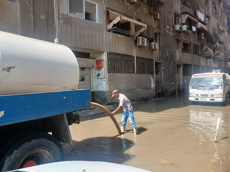 إصلاح كسر مفاجئ بماسورة مياه استجابة للمواطنين بحي الضواحي في بورسعيد.. صور