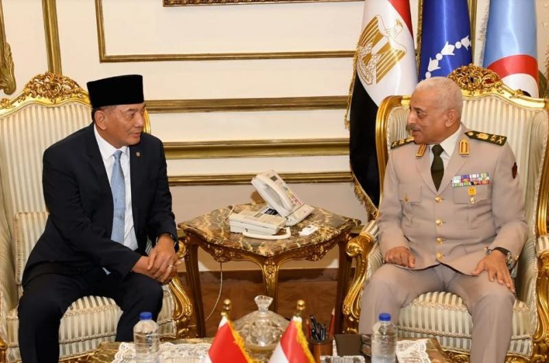 الفريق أول عبد المجيد صقر يلتقي وزير الدفاع الإندونيسي