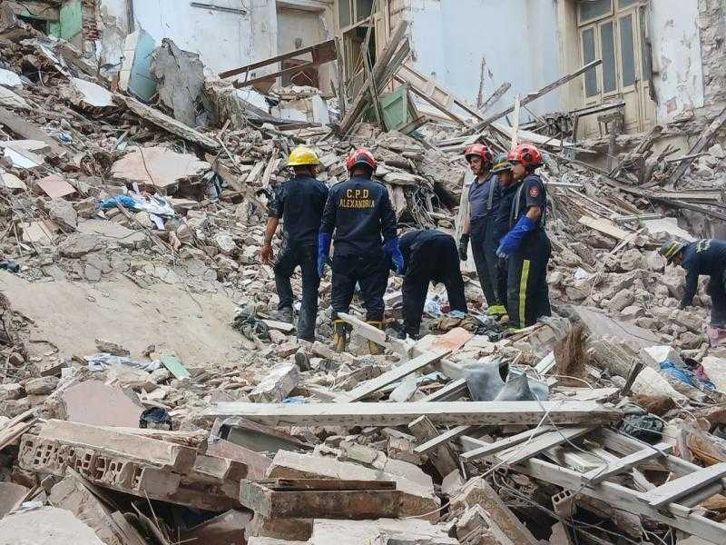 الإسكندرية.. مصرع شخص وإصابة 5 والبحث عن مفقودين تحت أنقاض عقار العطارين المنهار