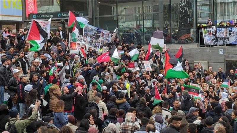 ”الحرية لفلسطين.. نتنياهو قاتل”.. تظاهرة في السويد احتجاجًا على تواصل جرائم الاحتلال في غزة