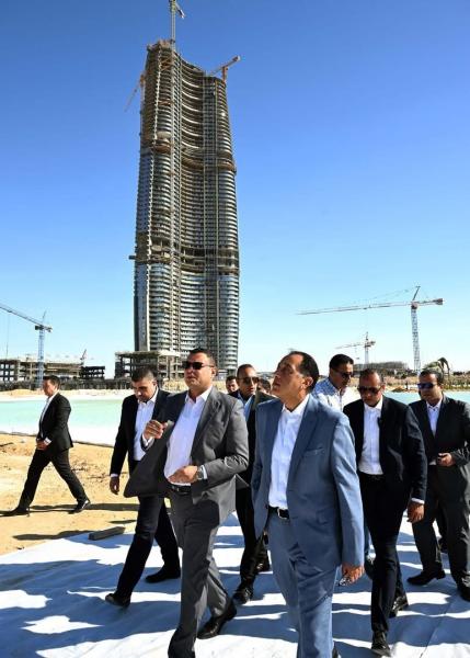 رئيس الوزراء يتفقد أعمال مشروعات ”أبراج الداون تاون” و”داون تاون لاجون” بمدينة العلمين الجديدة